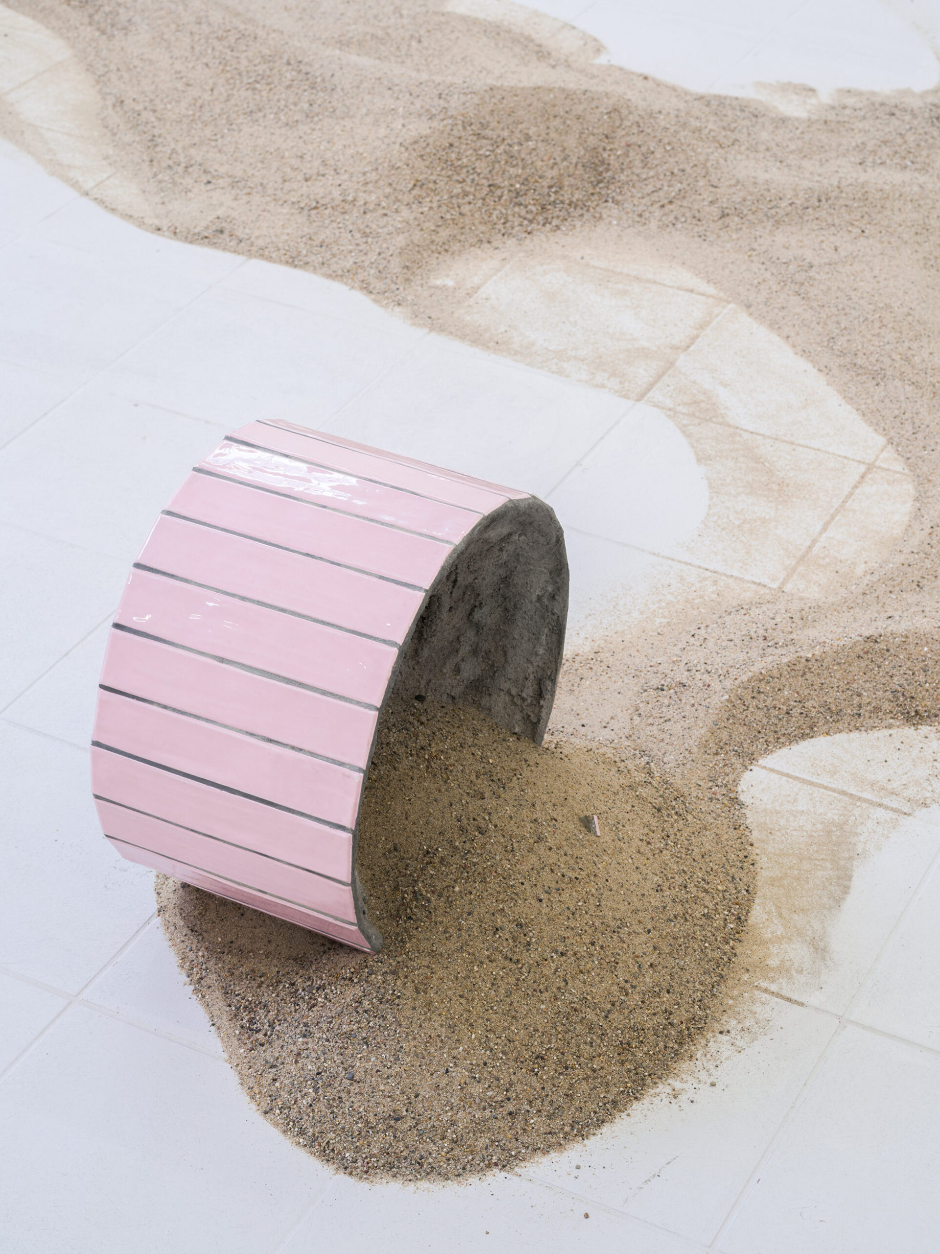 Len Bay giving space to an empty space detail