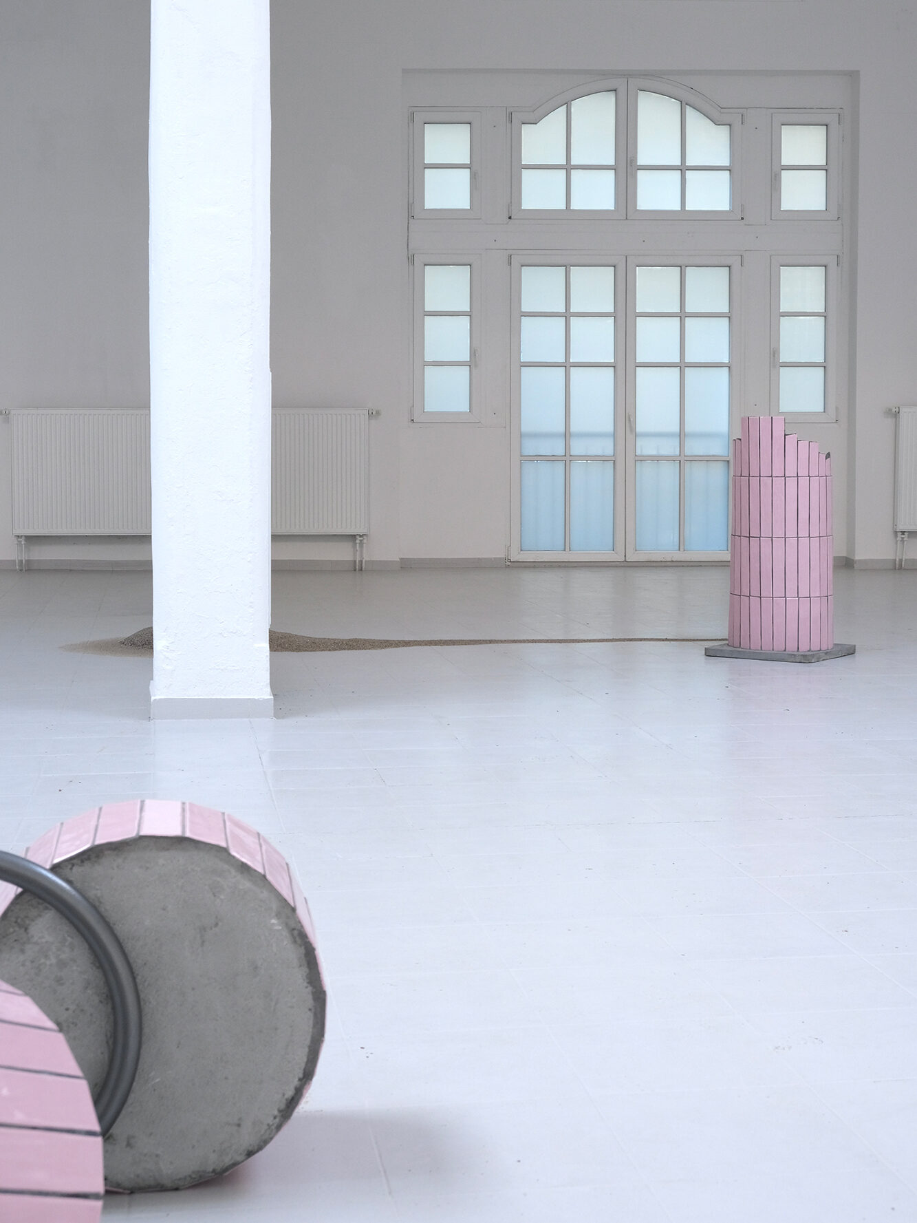 Len Bay giving space to an empty space