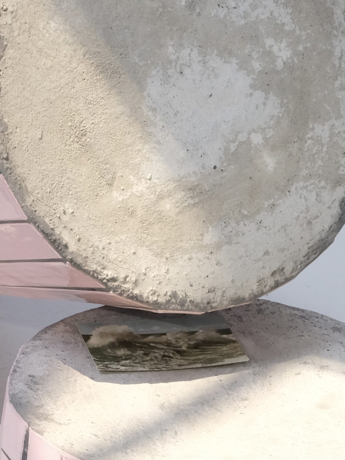 Len Bay giving space to an empty space detail