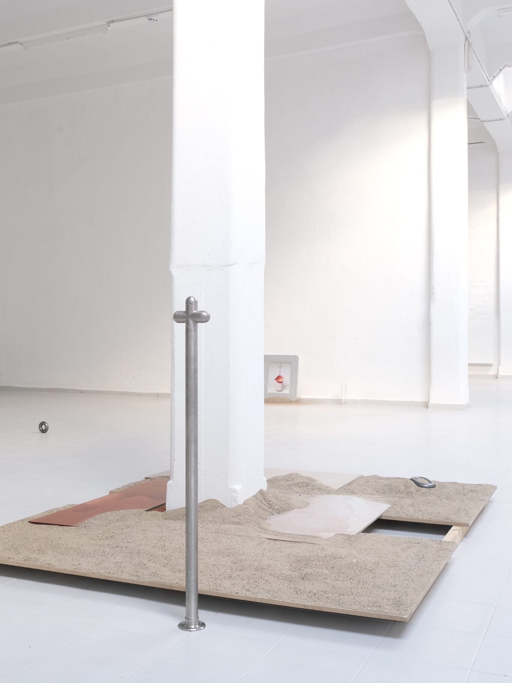 Len Bay giving space to an empty space exhibition view