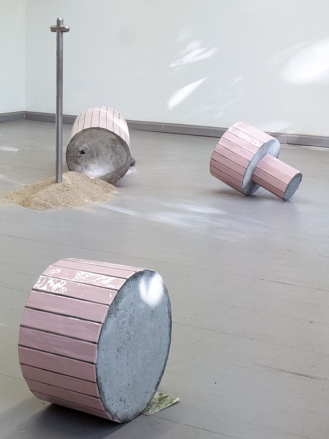 Len Bay giving space to an empty space